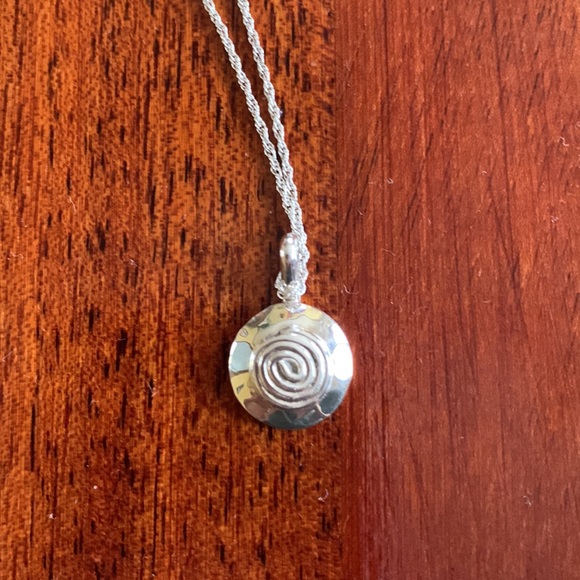 🍥 16” sterling silver swirl necklace. - Picture 2 of 6